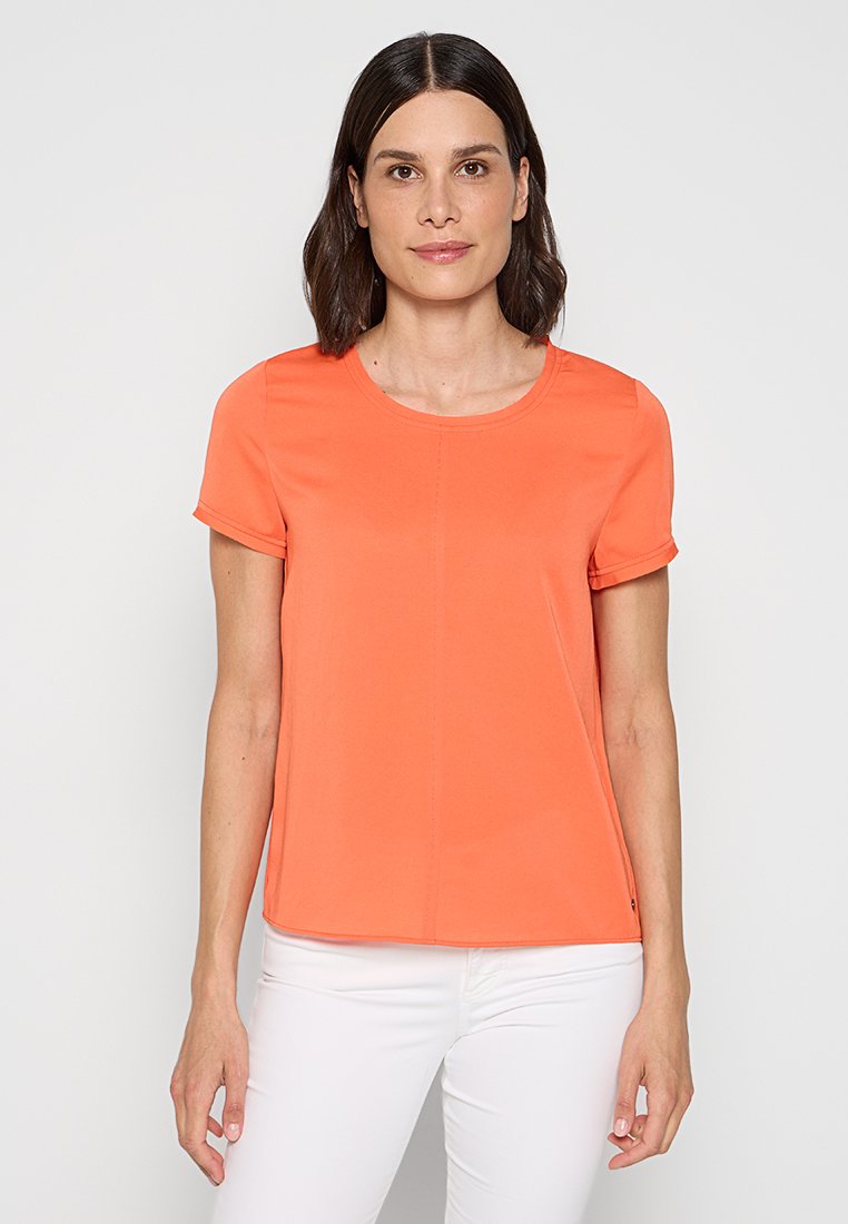 Korte mouwen oranje T-shirt met een ronde halslijn, gladde textuur en eenvoudig ontwerp. Heeft een rechte snit en minimalistische stikdetails.