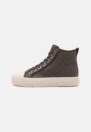 Sneaker montante marron foncé avec tissu à motifs, semelle en caoutchouc beige, bout beige et œillets dorés, embossé sur le côté avec "Michael Kors."
