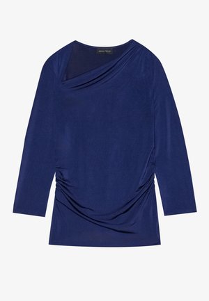 T-shirt de manga longa azul marinho com decote drapeado, detalhe franzido na lateral e tecido suave e elástico. A etiqueta lê "ANNA FIELD."