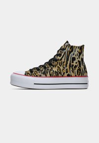 Vysoké tenisky s designem leopardího vzoru, černé tkaničky, bílý gumový špička a kontrastní červený lem na silné bílé podrážce.
