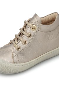 Metalická zlatá kožená vysoká obuv s texturovaným povrchem, se zlatými oky, odpovídajícími tkaničkami a bílou gumovou podešví.