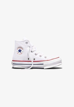 Zapatilla blanca Converse All Star de caña alta con el logo de estrella azul, cordones blancos y rayas rojas y azules en la suela, vista de lado.
