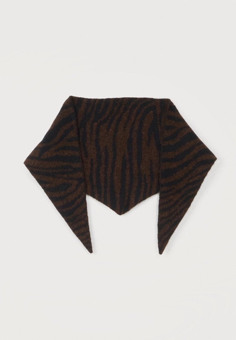 Écharpe triangulaire rayée zèbre marron et noire avec bouts pointus, posée à plat sur un fond blanc.