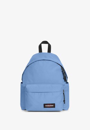 Zaino azzurro chiaro con un ampio scomparto principale, tasca frontale con zip, dettagli in cerniera nera e maniglia superiore per un facile trasporto.