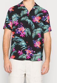 Camicia nera a maniche corte con un motivo floreale e di foglie di palma dai colori vivaci di rosa, arancione, blu e verde.