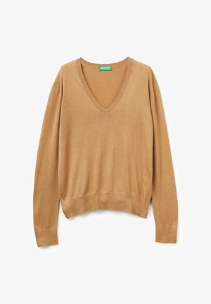 Svetr s výstřihem do V v barvě camel, vyrobený z měkkého pleteného materiálu. Má dlouhé rukávy a žebrovaný lem a manžety pro uvolněný střih.