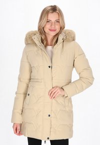 Beige puffjakke med hætte trimmet med falsk pels, quiltet design, frontlynlås og trykknaplukning samt sidelommer. Glat tekstur.