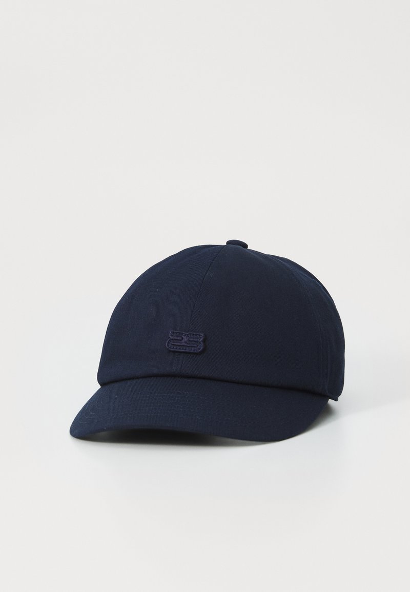 Marineblauwe katoenen baseballpet met een gebogen rand en donkerborduurde logo aan de voorkant, met een gladde textuur en een klassiek ontwerp.