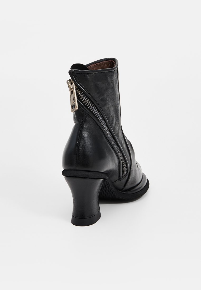 Czarne skórzane botki za kostkę z zakrzywionym obcasem, bocznym zamkiem, teksturowaną powierzchnią i dopasowaniem wokół kostki.