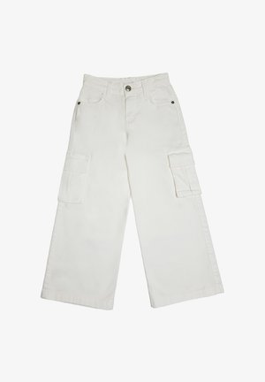 Pantaloni cargo bianchi a gamba larga con bottone frontale, passanti per cintura, due tasche frontali e tasche a patta su entrambe le cosce.