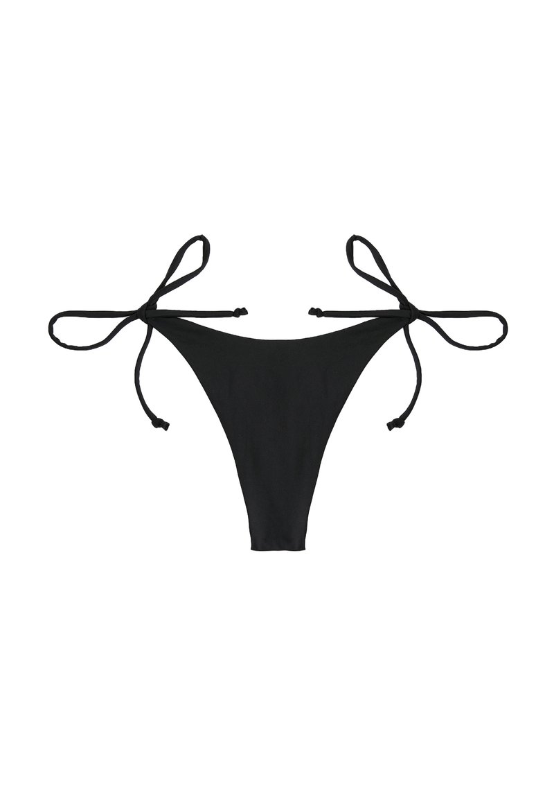Schwarze Bikiniunterhose mit seitlichen Bindebändern flach auf einem weißen Hintergrund ausgelegt.