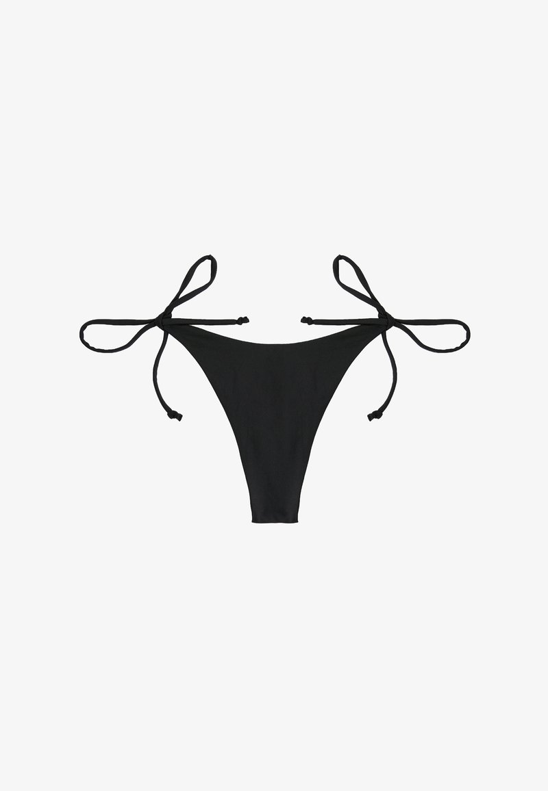 Schwarze Bikiniunterhose mit seitlichen Bindebändern flach auf einem weißen Hintergrund ausgelegt.