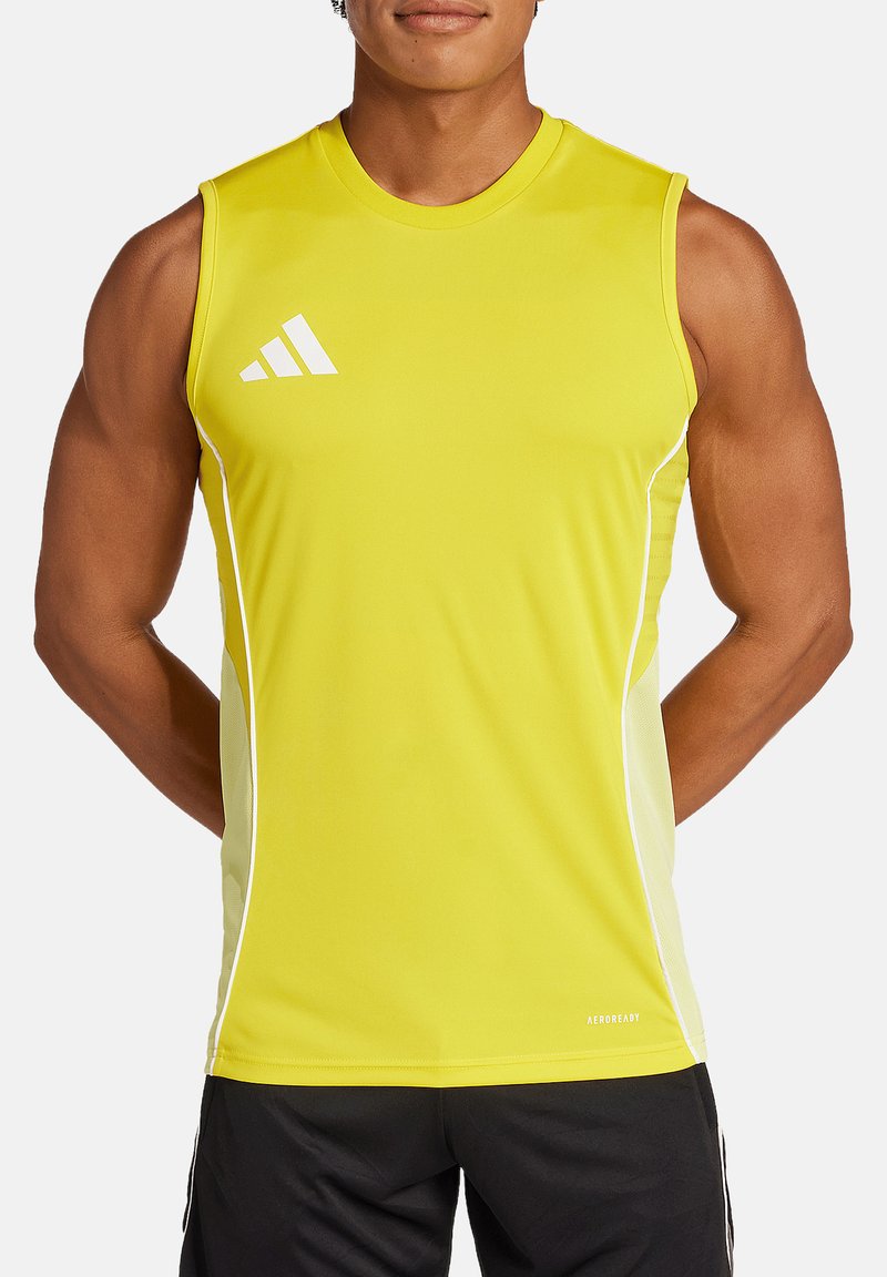 Top atletico senza maniche giallo con accenti laterali bianchi e logo, realizzato in tessuto traspirante, con un design aderente.