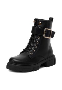 Čierne kožené členkové topánky so šnurovaním vpredu, zlatými očkami a širokým členkovým remienkom so sponou. Masívna gumená podrážka s textúrovaným povrchom.