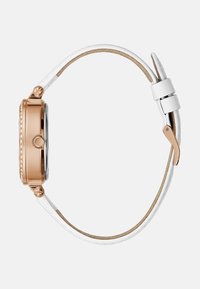 Roosakuldne kellakorpus, mille ümber on selged kivid, valge nahast rihm klambriga, esitledes külgprofiilis valge tausta taustal.