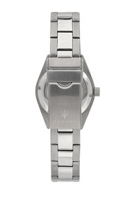 Orologio in acciaio inossidabile argentato con cassa rettangolare, bracciale a maglia e un logo sul fermo; finiture lucide e spazzolate.