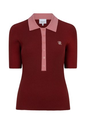Kortmouws geribd gebreide poloshirt in diep rood met lichtroze kraag en knopenlijst, met een klein wit geborduurd logo op de borst.