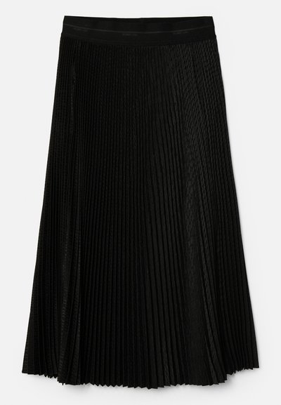 Saia preta plisada com um design texturizado, cintura elástica e pregas em camadas para maior movimentação e profundidade.