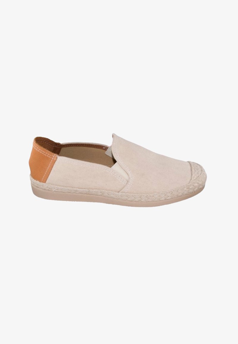 Zapato de lona beige tipo slip-on con un acento de cuero naranja en el talón y un borde de yute trenzado a lo largo de la suela. Diseño de punta redonda y plana.