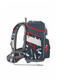 Zaino con esterno grigio scuro e testurizzato con motivi astratti rossi, bianchi e blu; include tiretti delle zip rossi e spallacci imbottiti.