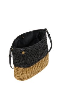 Torebka pleciona w kolorystyce czarno-brązowej, z teksturowaną powierzchnią i czarnym wnętrzem. Zawiera pasek na ramię oraz złote akcenty.