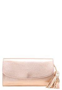 Kabelka z růžového zlata s metalickým povrchem, s klopou a dekorativní třásní připevněnou po straně.