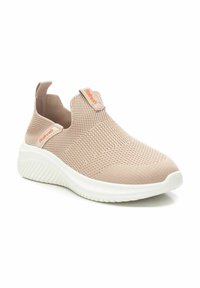 Zapatilla sneaker tipo slip-on de malla rosa claro con suela blanca texturizada. Cuenta con una lengüeta y un acento de logo naranja en contraste. Superficie lisa.