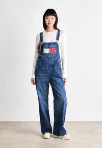 Tommy Jeans DUNGAREE - Tuinbroek - denim medium