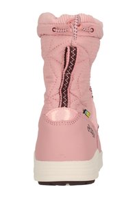 Rosa vinterstövel med en vadderad överdel, texturerad yta och reflekterande sömmar; har en ljusfärgad sula och dragflik.