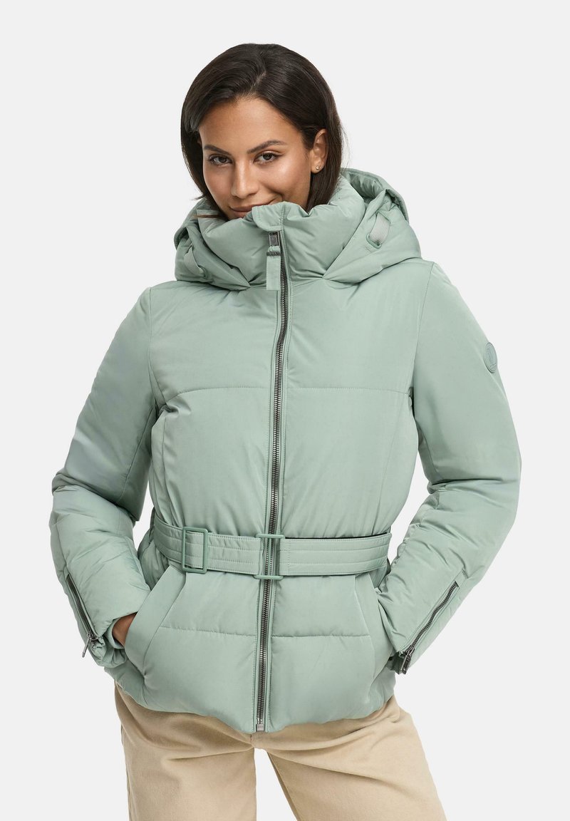 Mintgroene gewatteerde jas met een hoge kraag, een riem op de taille en ritszakken. De zachte textuur en stikseldetails geven een gestructureerde uitstraling.