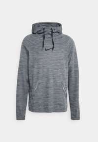 Sudadera gris con capucha estructurada, mangas raglán, dos bolsillos laterales y un patrón texturizado sutil. Presenta un pequeño logo negro en el pecho.