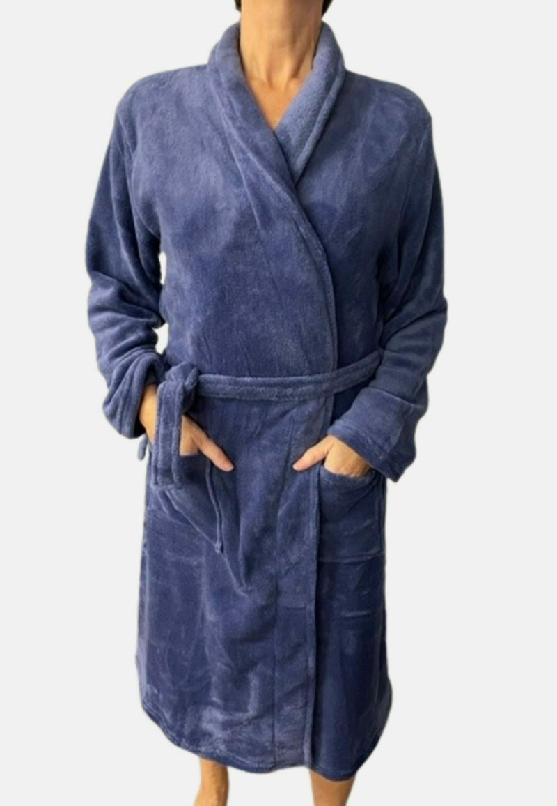 Marineblauwe fluwelen badjas met lange mouwen, sjawlskraag, riem en twee voorzakken. Zachte textuur en knielange uitstraling.