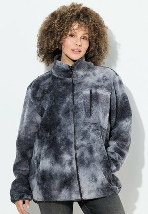Szaro-czarna, tie-dye, polarowa kurtka z wysokim kołnierzem, pełnym zamkiem z przodu oraz kieszenią na piersi. Miękka tekstura i luźny krój.