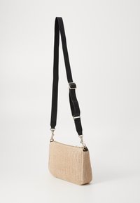 Borsa a tracolla beige intrecciata con chiusura a zip, dotata di cinturino regolabile nero solido e hardware in tonalità argento. Forma rettangolare con superficie texturizzata.