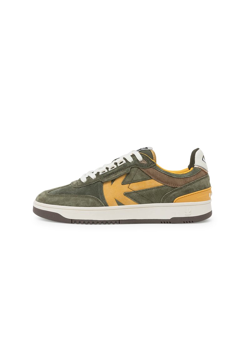 Zapatillas de ante verdes y amarillas con una suela de goma blanca, diseño de cordones y un patrón zigzag prominente en los laterales.