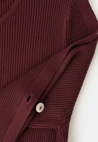 Pulover rib knit de culoare bordou cu decolteu în V, cu închidere cu nasture pe partea stângă. Textură moale și formă ajustată.