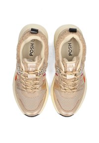 Des baskets beiges avec des panneaux en maille, un col en fourrure et des accents colorés. Elles disposent de lacets et de semelles en caoutchouc. Le logo de la marque est visible à l'intérieur.