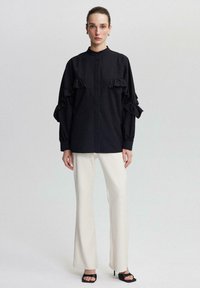 Touché Privé FRILL DETAILED - Gombos blúz - black
