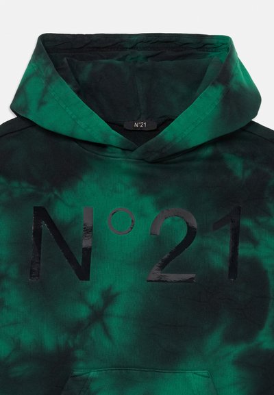 Grün- und schwarz-bunte Tie-Dye-Hoodie mit einem großen schwarzen glänzenden "N°21"-Grafik auf der Vorderseite. Mit einer Kapuze mit Kordelzug und weichem Stoff.