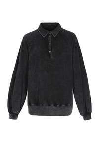 Černý úplet s washed efektem a límečkem, který má knoflíkovou légu, raglánové rukávy a vroubkované manžety a lem pro uvolněný střih.