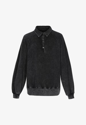 Melna izbalināta vilnas džemperis ar apkakli, kas nodrošina pogu plāksni, raglan stila piedurknes un ribotām piedurknēm un apakšmalu, lai nodrošinātu brīvu piegulšanu.