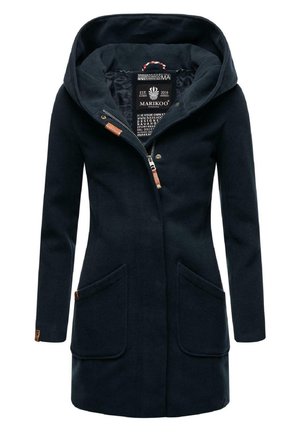 Manteau polaire bleu marine avec capuche, fermeture éclair, deux poches avant et accents en simili cuir. Conçu pour la chaleur et le confort.
