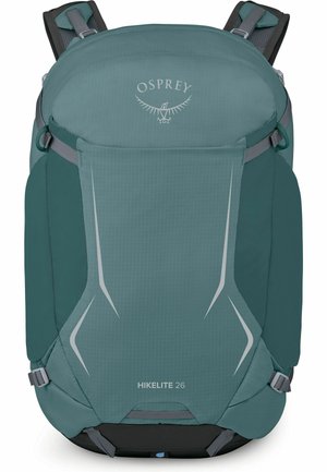 Turquoise Osprey Hikelite 26 wandelrugzak met gevoerde banden, zijcompressiebanden en reflecterende details op het voorpaneel.