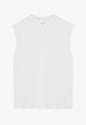 Hvid ærmeløs bomulds T-shirt med en afslappet pasform, ribbet halsudskæring og ensartet tekstur. Ingen yderligere mønstre eller detaljer til stede.