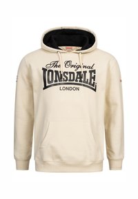 Sudadera crema de algodón, con forro negro en la capucha, bolsillo frontal tipo canguro y un gran gráfico negro de "Lonsdale London" en el pecho.
