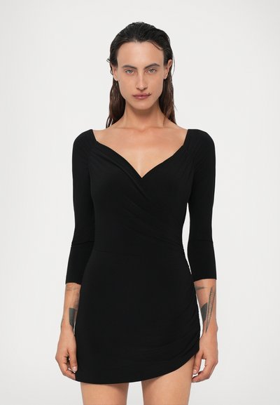 Černé šaty s výstřihem do V, tříčtvrtečním rukávem a drapovanou texturou. Přiléhavý silueta s mírně rozšířeným spodním okrajem. Hladká látka.