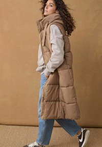 Next REGULAR FIT brązowy