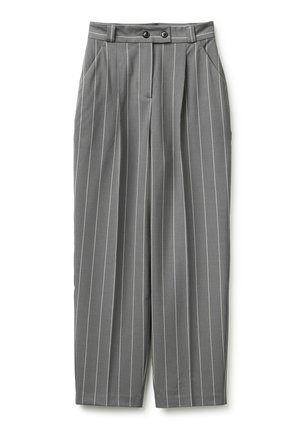 Szare spodnie z wysokim stanem z białymi pionowymi prążkami, z przodu z zakładkami, bocznymi kieszeniami, szlufkami na pasek i dwoma czarnymi guzikami przy talii.