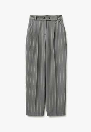 Szare spodnie z wysokim stanem z białymi pionowymi prążkami, z przodu z zakładkami, bocznymi kieszeniami, szlufkami na pasek i dwoma czarnymi guzikami przy talii.