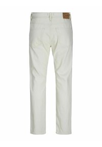 Pantaloni in denim bianco con design a gamba dritta, dotati di tasche posteriori e di un'etichetta in pelle marrone in vita. Tessuto liscio e colore uniforme.
